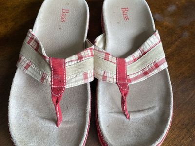 Bass brand flip flops