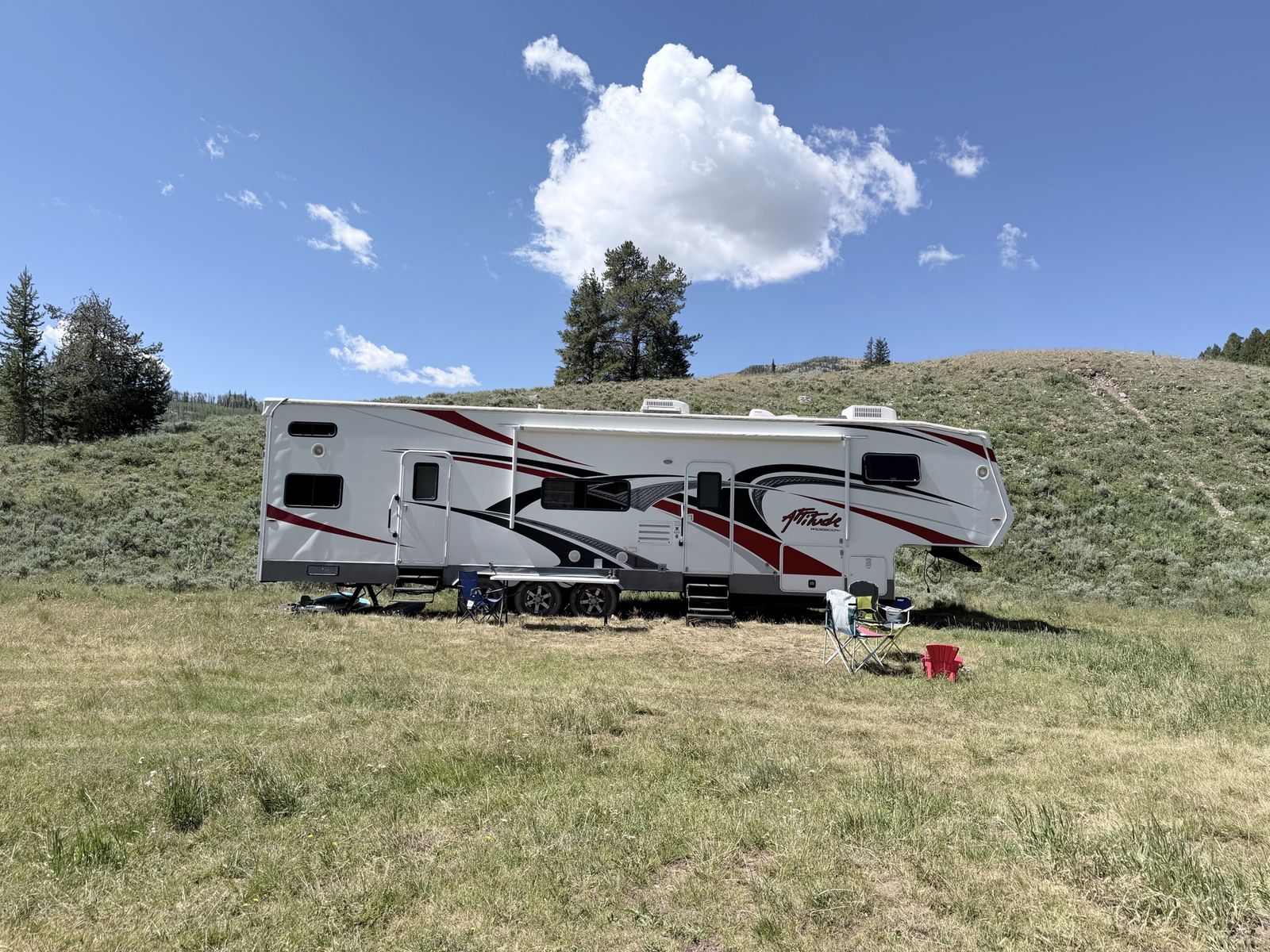 2012 Attitude 32G2S 36 ft Toy hauler Huge Garage