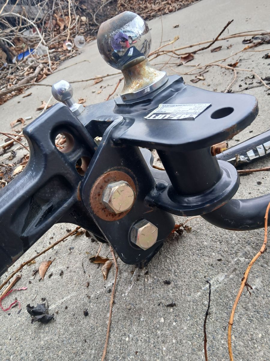 Trailer hitch. (Stabilizer)  Weight distribution