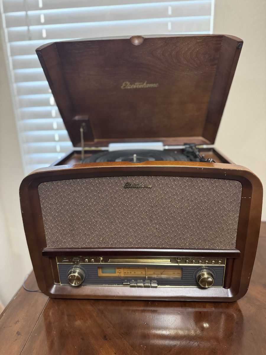 Electrohome Winston Turntable with CD Player, AM/FM Radio, and Aux-in, Vintage Wood Design