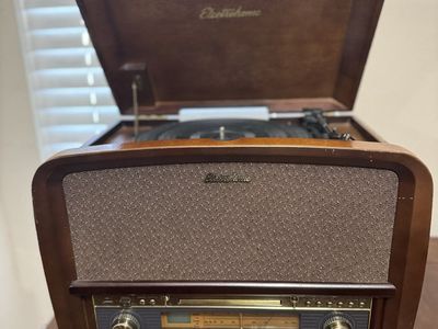 Electrohome Winston Turntable with CD Player, AM/FM Radio, and Aux-in, Vintage Wood Design