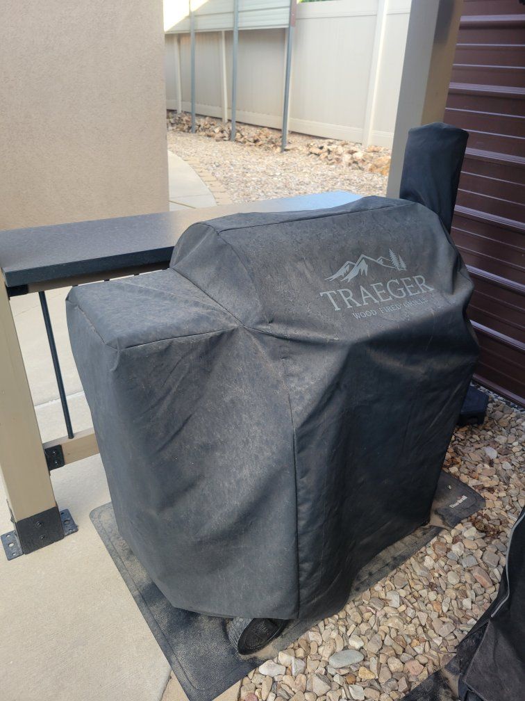 Traeger Pro Series 22 Wood Pellet Grill - Bronze/Black, Works Great, Cover Included & front tray
