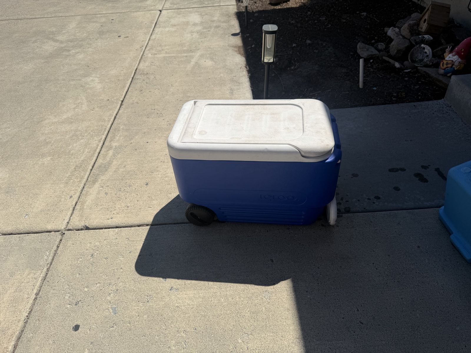 Igloo Rolling Cooler Blue and White Wheeled Ice Chest