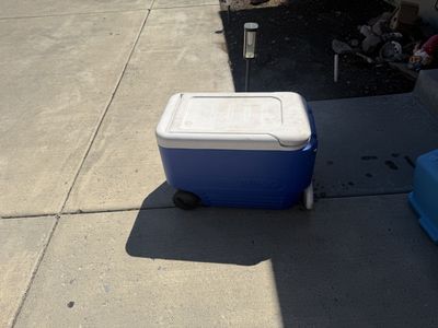 Igloo Rolling Cooler Blue and White Wheeled Ice Chest