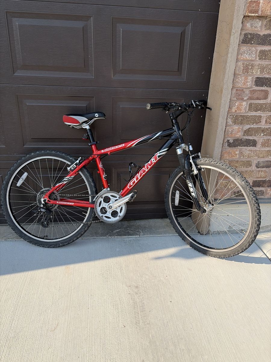 Giant Rincon Mountain Bike - Red/Black, RST Front Suspension, Shimano Drivetrain