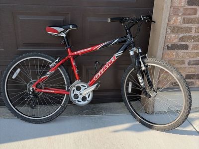 Giant Rincon Mountain Bike - Red/Black, RST Front Suspension, Shimano Drivetrain