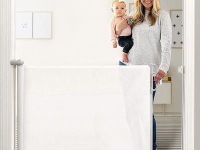 Momcozy Wide Mesh Retractable Baby Gate 33"h up to 55"w, White, w/warranty