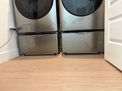 Samsung 27” Pedestal