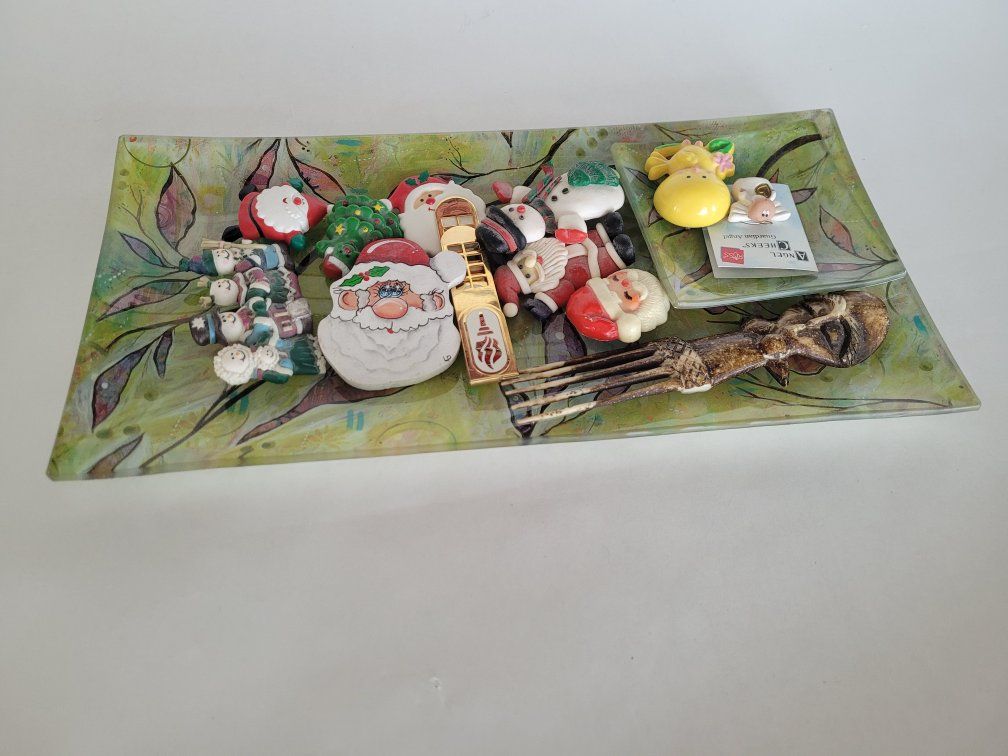 Assorted Christmas-themed Refrigerator Magnets with Decorative Glass Tray, Mixed Designs
