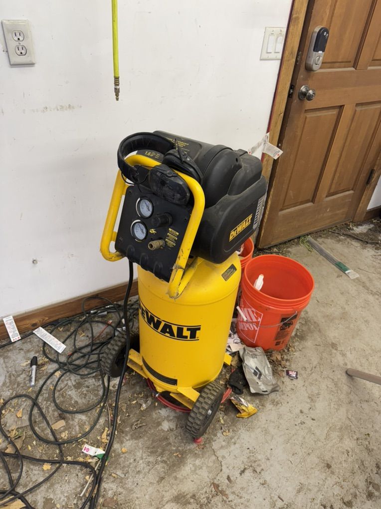 Dewalt 30 Gallon Vertical Air Compressor - 1.6 HP