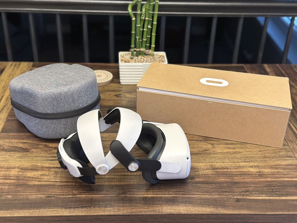 Oculus Quest 2 VR - Bundle With Extras - Like New