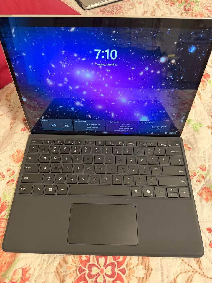 Microsoft Surface Pro 8 i5 8GB RAM 256 SSD Windows 11