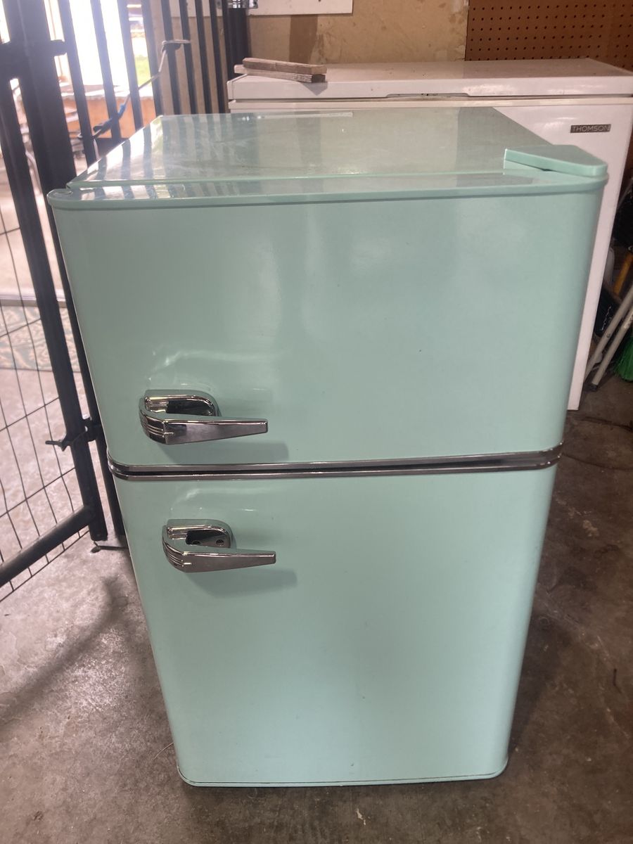 Mini fridge 