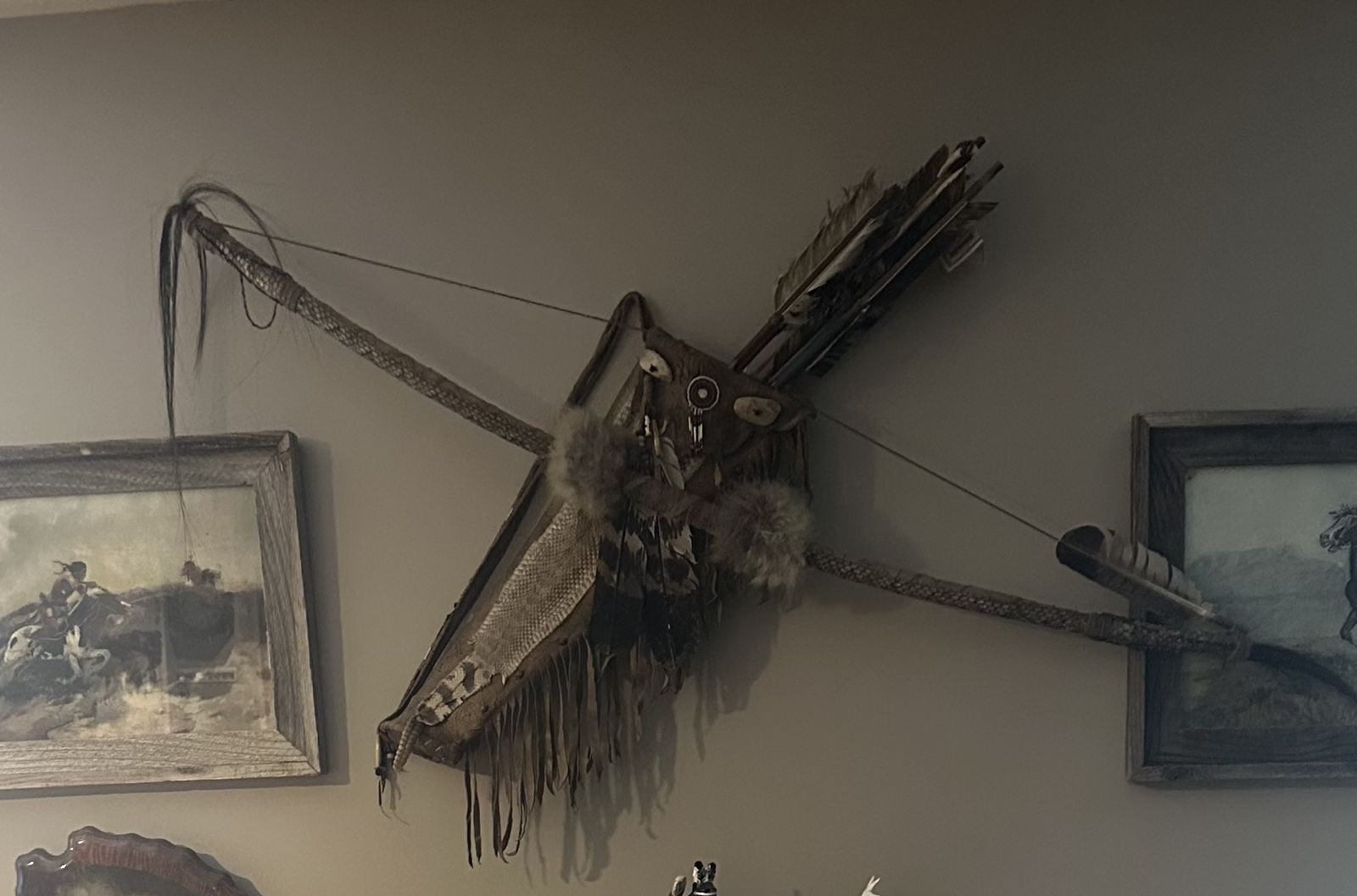 Southwestern Native American Style Decorative Bow and Quiver Set with Arrows