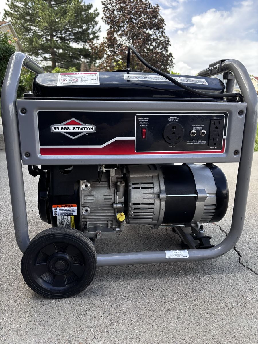 3500 Watts Generator (4375 Starting) Briggs and Stratton LIKE NEW!