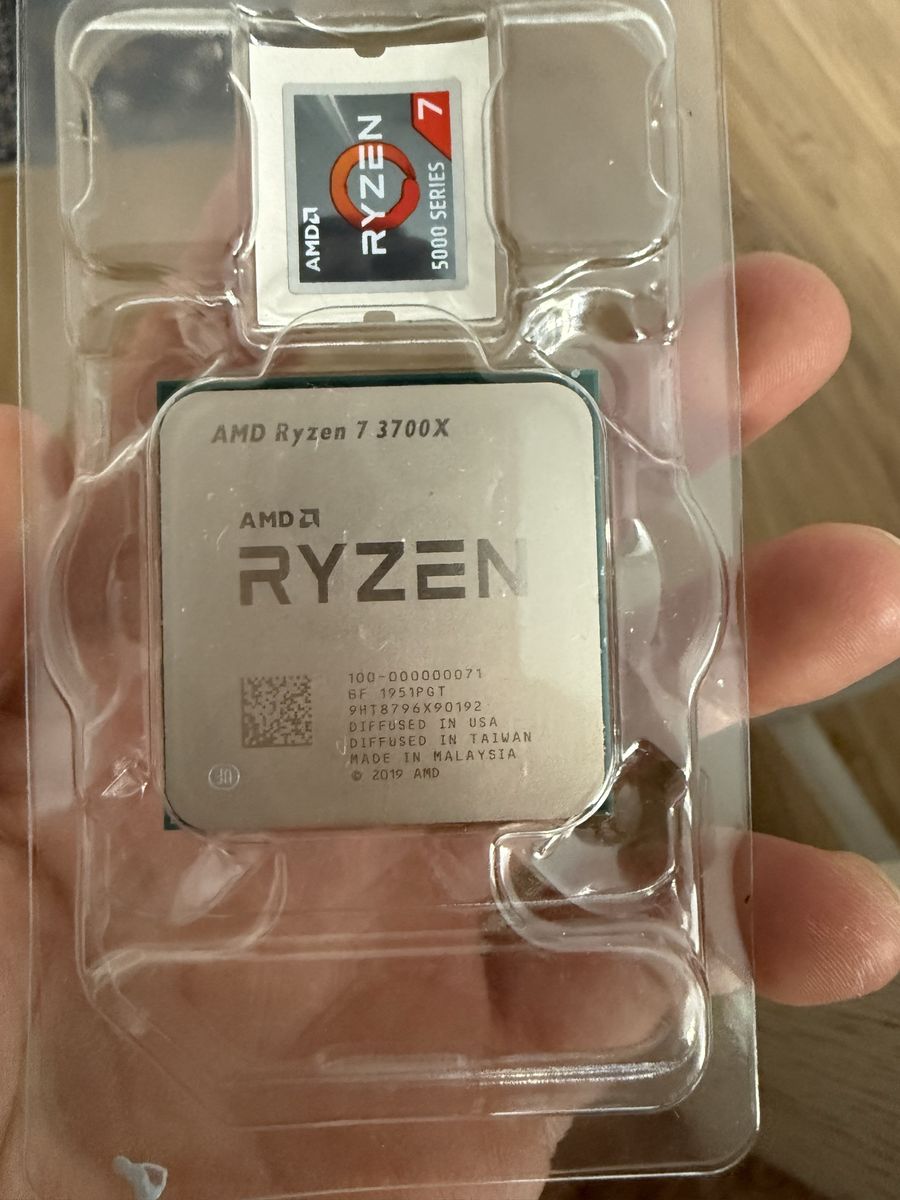 AMD Ryzen 7 3700x AM4 CPU + Thermal Paste
