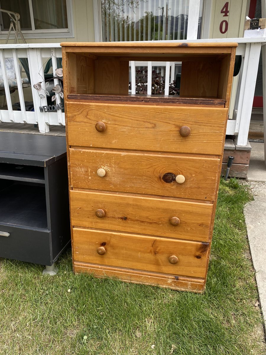 Wood Dresser / 4 Drawer Chest