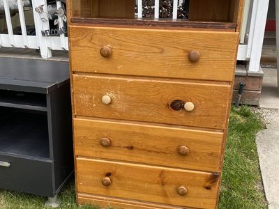 Wood Dresser / 4 Drawer Chest