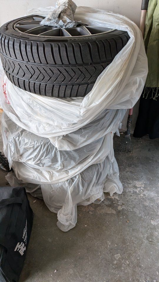 Bremmer Kraft BR20 18-inch wheels mounted with Pirelli Sottozero 3 winter tires (size 235/45 R18)