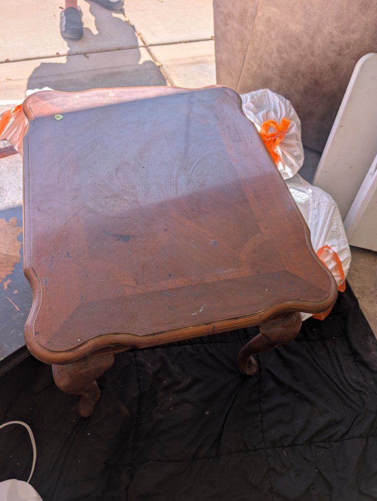Vintage Dark Wood Accent End Table with Scalloped Edges & Curved Legs - Good Condition