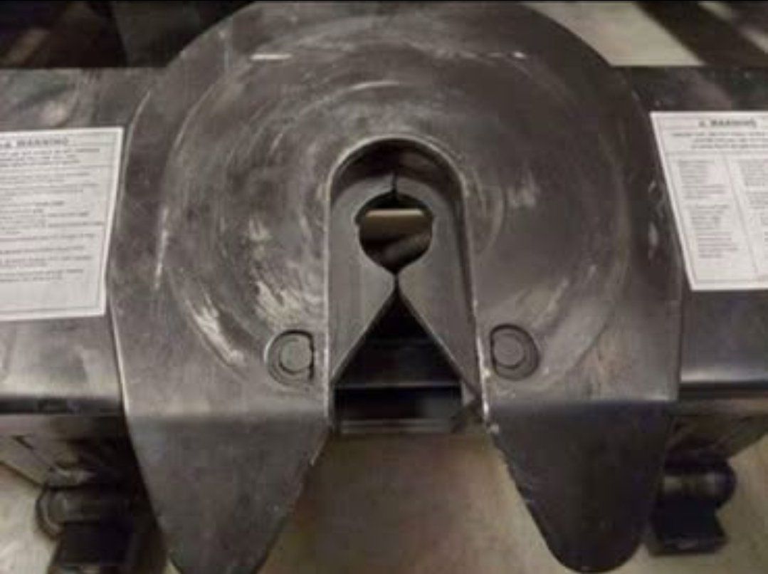 REESE Pro Series 16K Fifth Wheel Hitch w/Dual Jaw System.