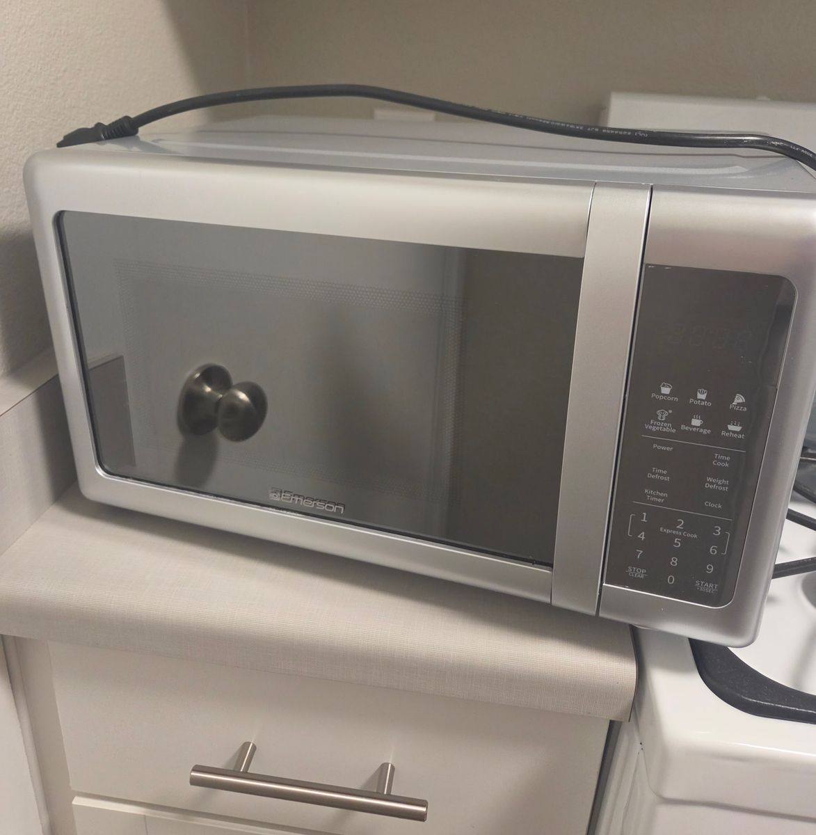 Emerson Countertop Microwave – Excellent Condition