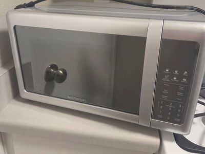 Emerson Countertop Microwave – Excellent Condition