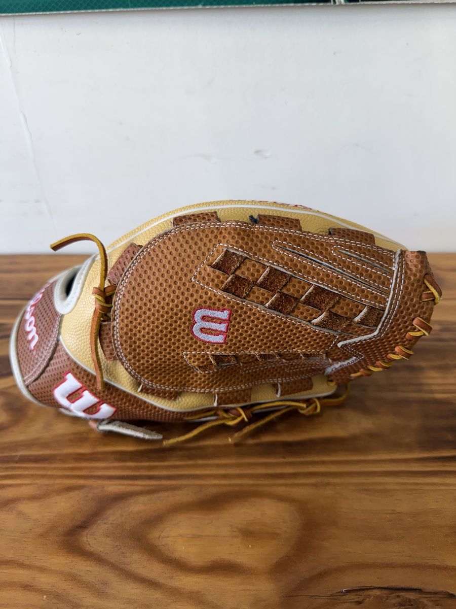 Wilson A2000 softball glove