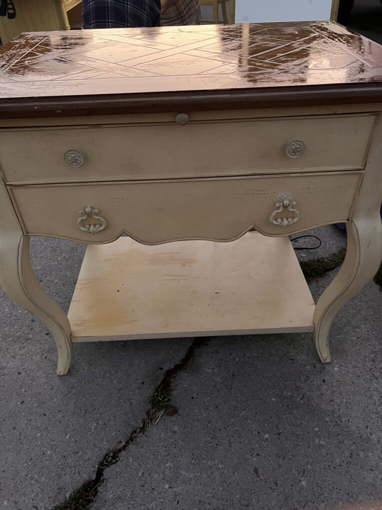 Dresser With A Pullout Table