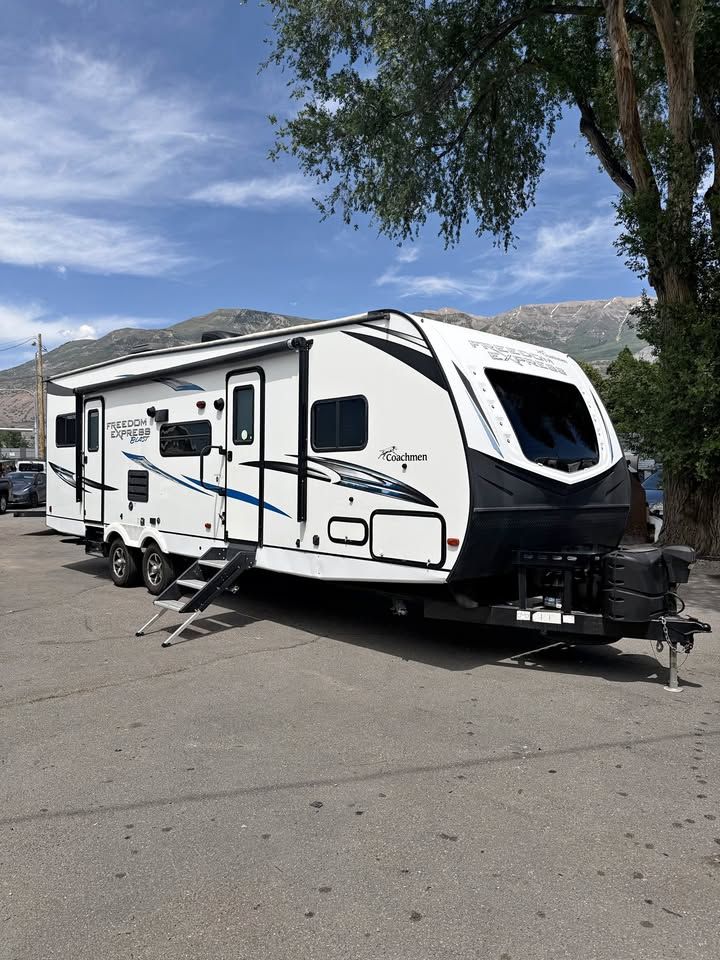 2020 Coachmen Freedom Express Blast 301BLDS Toy Hauler