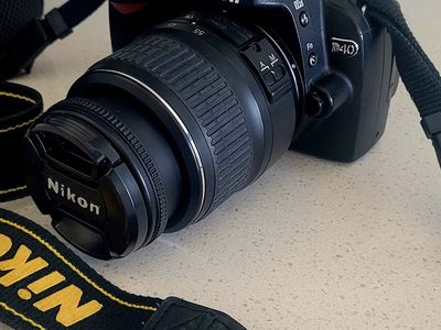 Nikon D40 Digital SLR Camera Kit with 18-55mm f/3.5-5.6G ED II Auto Focus-S DX Zoom-Nikkor Lens