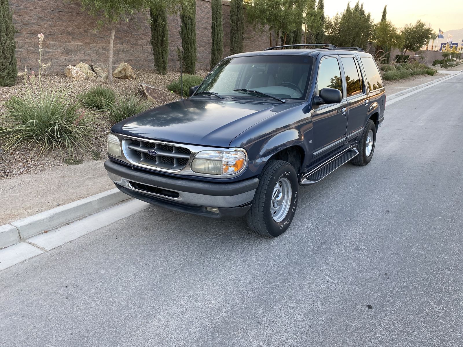 Ford Explorer XLT V8 Blue SUV