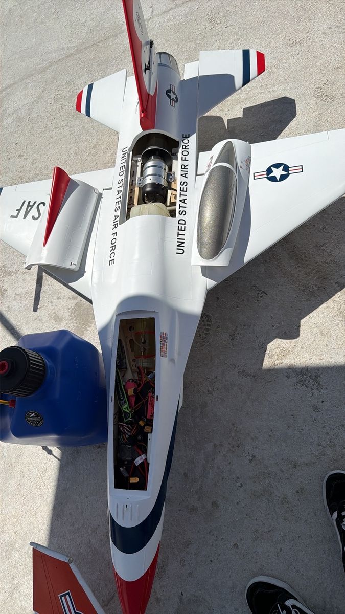 Pilot RC 1/8.5 F-16 Thunderbird BNF