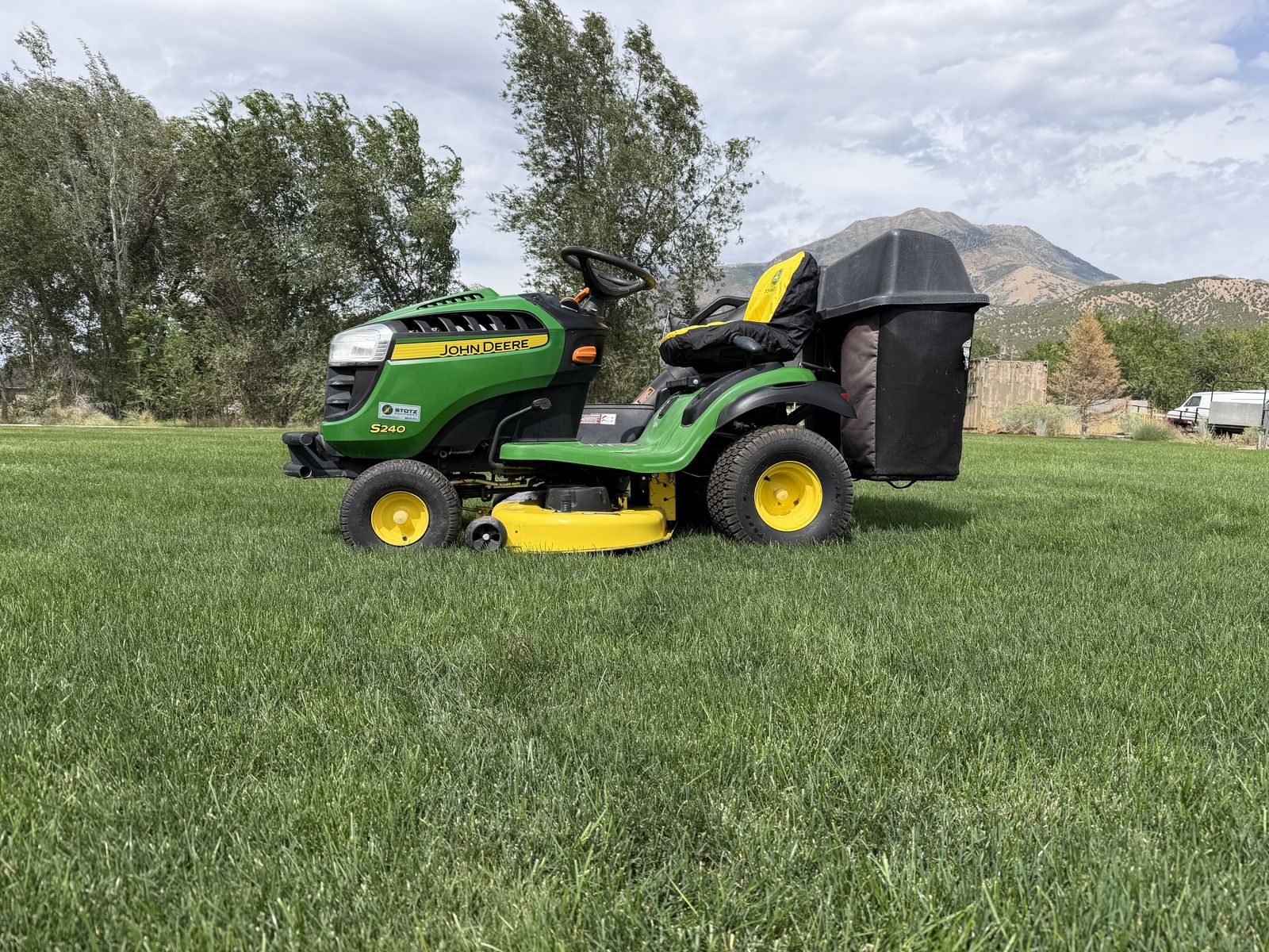 2018 John Deere 240 S Lawn Mower w/ Bag System