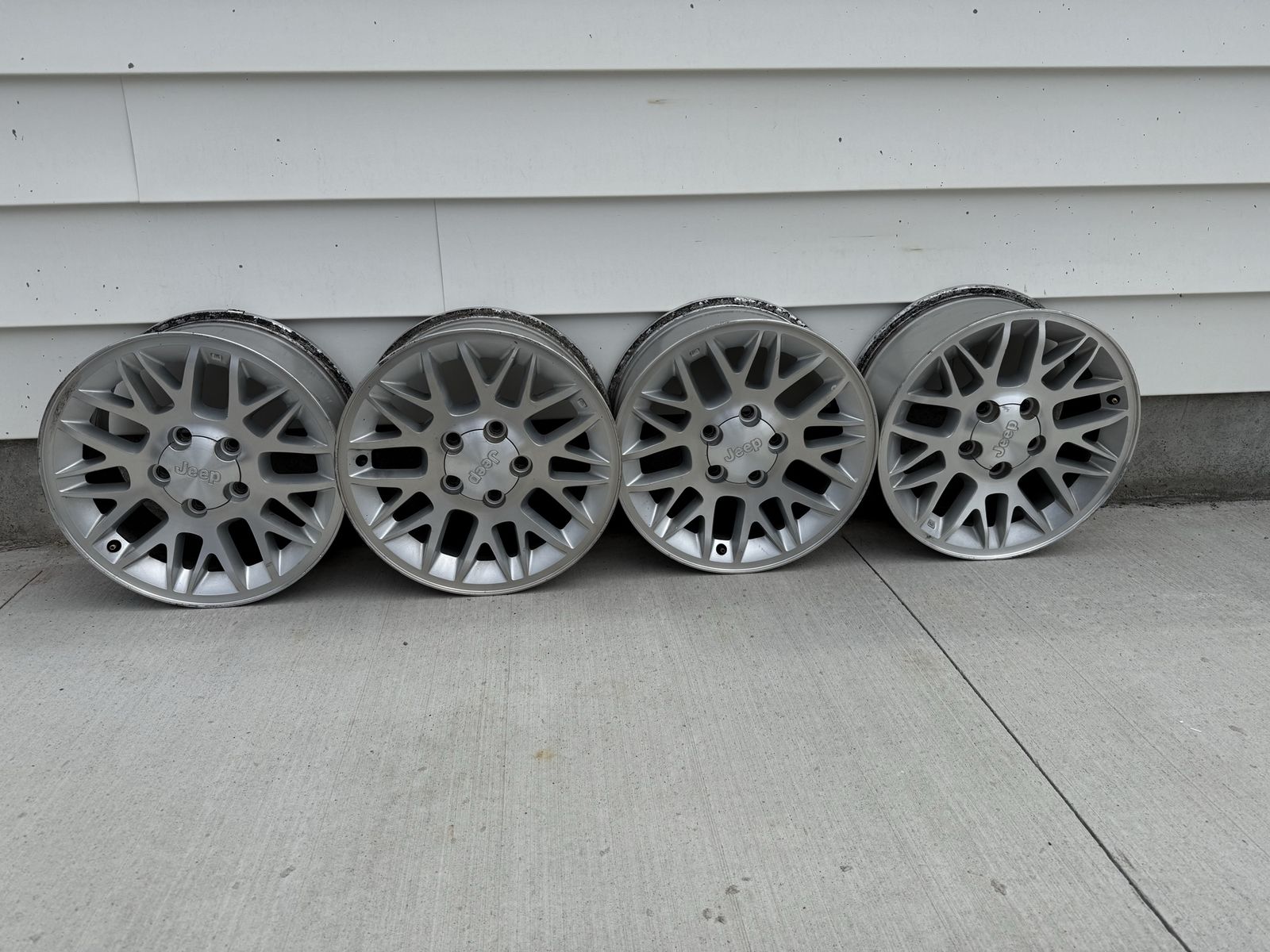 Set of 4 USED OEM 17“ Chrome Jeep Rims