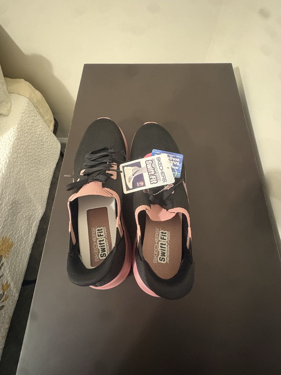 Women’s Sketchers Swift Fit shoes size 11