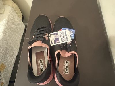 Women’s Sketchers Swift Fit shoes size 11