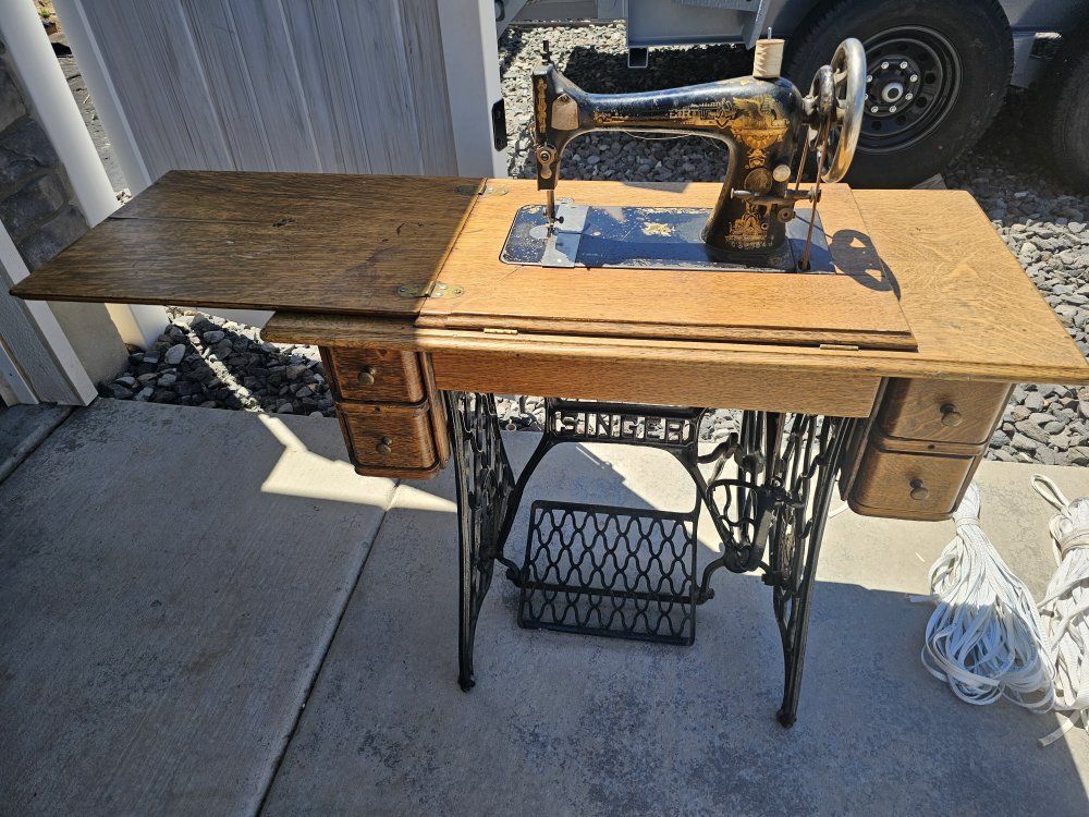 1904 Singer Sewing Machine & Cabinet