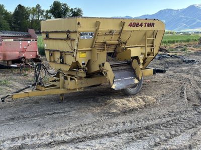 Feed wagon