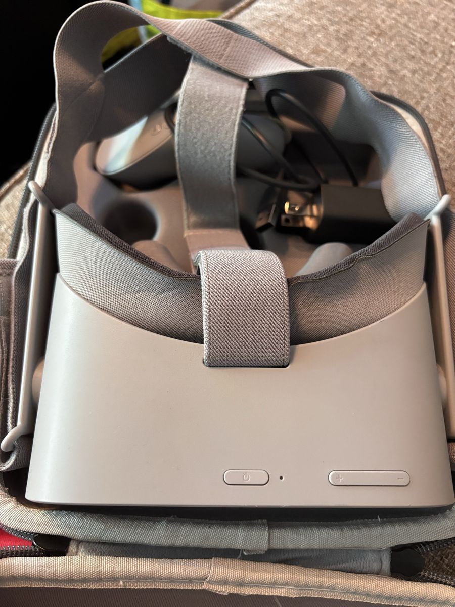 Oculus Go Standalone VR Headset - 32GB Storage, Integrated Audio, Portable Design