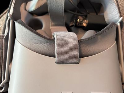 Oculus Go Standalone VR Headset - 32GB Storage, Integrated Audio, Portable Design