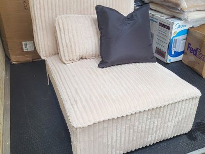 Fabric Lounge Chair w/Pillows
Beige
Qty-1