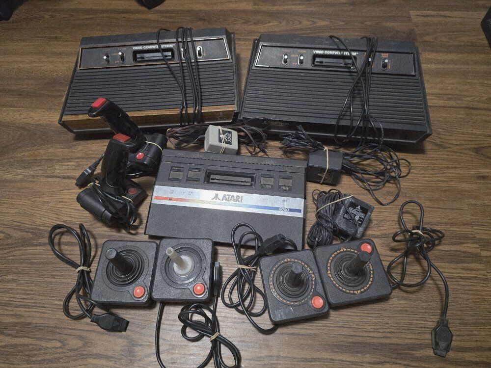lot of 3 Atari 2600 consoles + controllers
