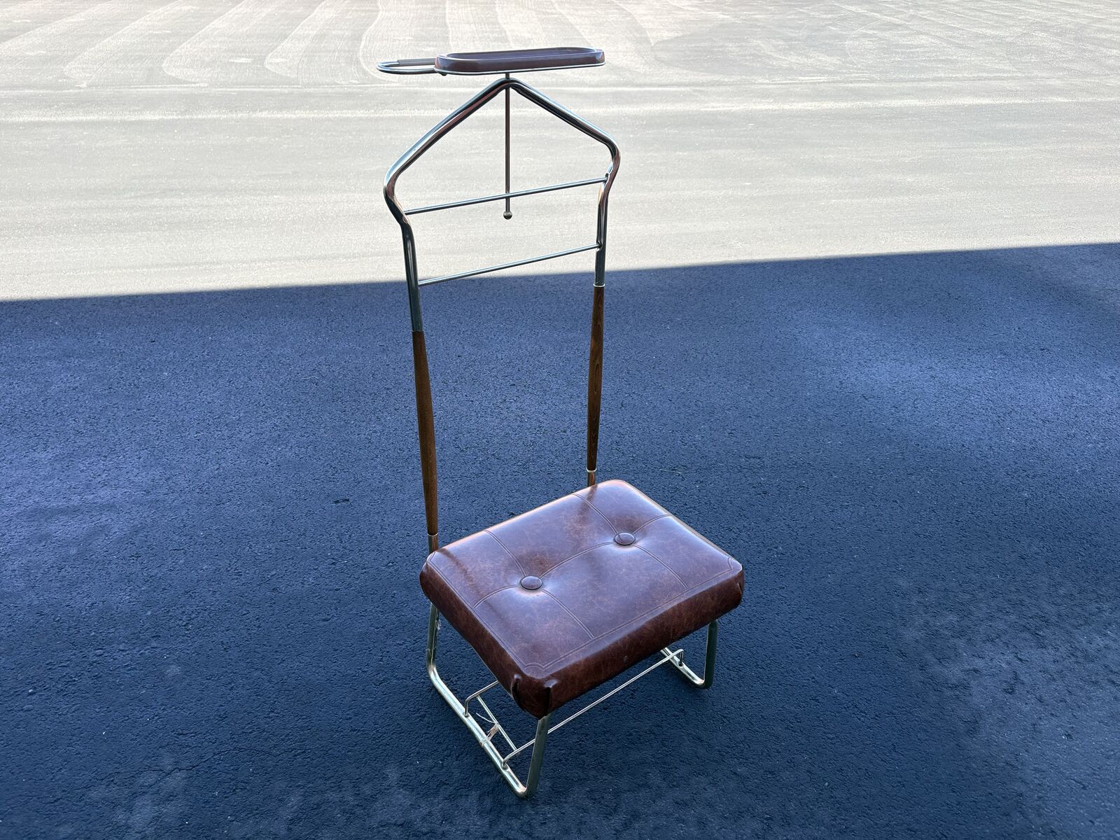 Awesome vintage Mid Century Modern butler’s valet chair. Beautiful wood detailing MCM bedroom