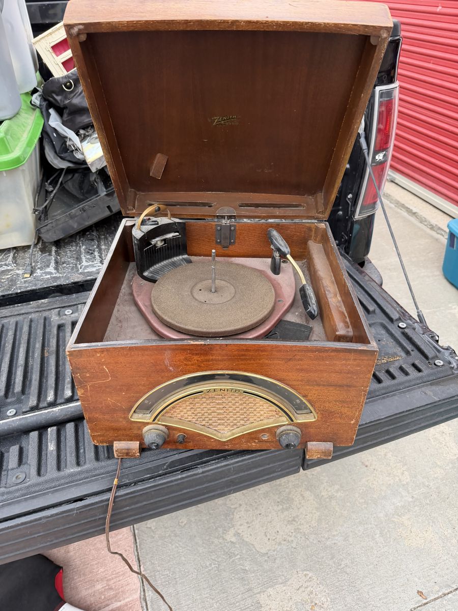 Antique Zenith Record Player/Radio Player combo