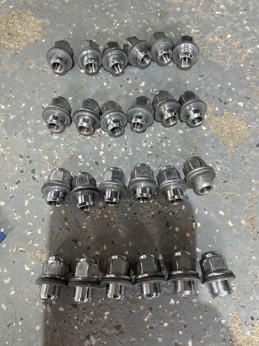 Set a 30 lug nut nuts for a Toyota Tacoma