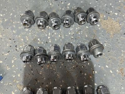 Set a 30 lug nut nuts for a Toyota Tacoma