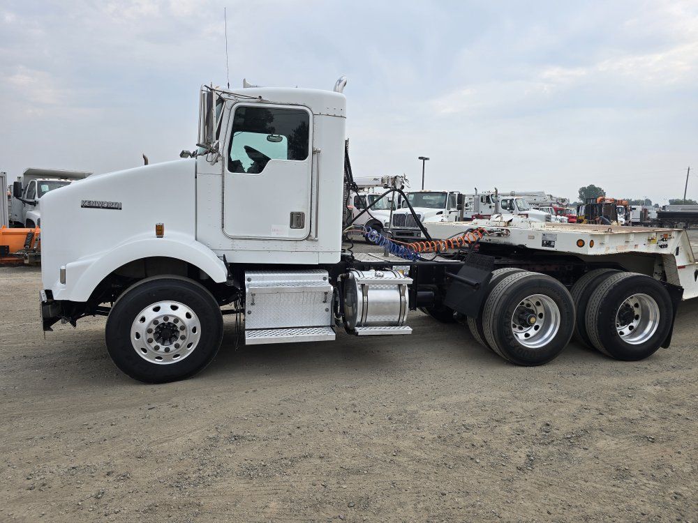 2000 Kenworth T800 Day Cab Semi Tractor and Trail King Beavertail Equipment Trailer 