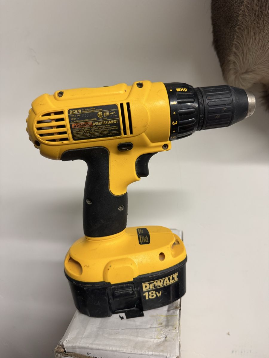 Dewalt DC970 18v Drill With Chsrger and Battrry