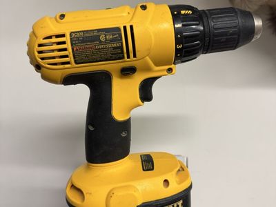 Dewalt DC970 18v Drill With Chsrger and Battrry